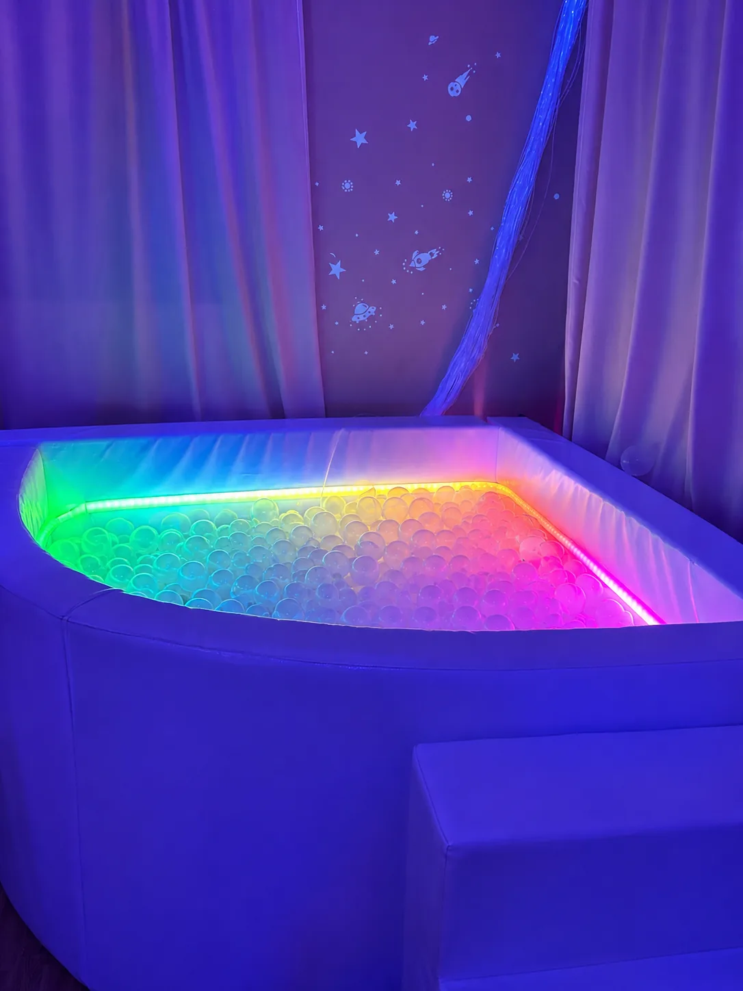 Alberca de pelotas iluminada con luces de colores