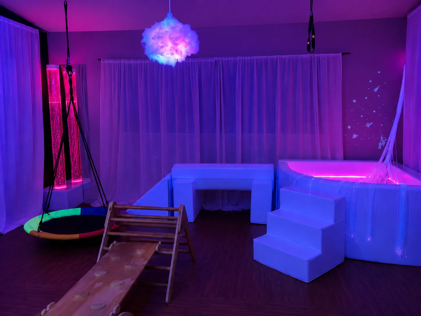Sala Snoezelen certificada con cilindros de burbujas, columpio y alberca de pelotas